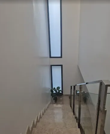 Hueco de escalera con luz natural, reforma realizada por Erkema Multiservicios